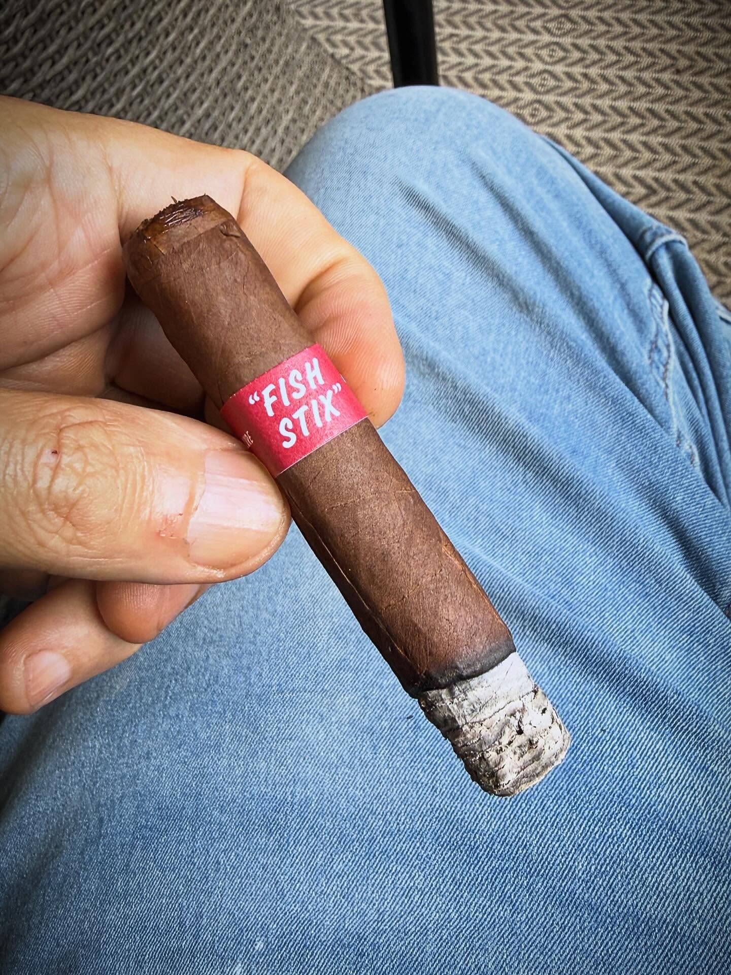 #tackleboxtuesday starting off with a Fish Stix Rothschild 4.25x46 Habano 2000. If you don’t have a lot of time, grab one of these 30-45 minute smokes and take a break from the grind. Great for travel, 5-packs have @bovedainc Humidifcation in a zip-resealable pouch and you can toss in your tackle box, center console, or golf bag… ‘Smoke Great Cigars & Tell Tall Tales!’ 🔥🎣💨

#cigars #lurecigars #fishstix #smoke