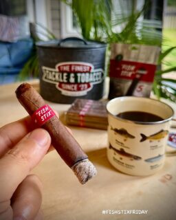 #FISHSTIXFRIDAY 🔥🎣💨 Catch a pack of these tasty treats. “Fish Stix” are 4.25x46 Box Press Rothschild Habano 2000. All long filler, premium tobaccos offering ‘Big Trophy Flavor in a Small Package!’ 10ct bundles or resealable 5-packs with @bovedainc humidifcation. Check out our bio for where to drop a line.

#cigars #fishstix #lurecigars #smokegreatcigarstelltalltales